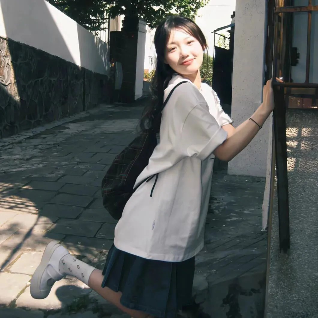 同学妈妈 AI短剧 持续偷录：门外的同学继续调整手机角度秘密记录