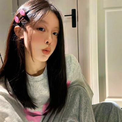 同学妈妈 AI短剧 客厅：母亲的居家状态与同学们的持续注视在同一空间里并存