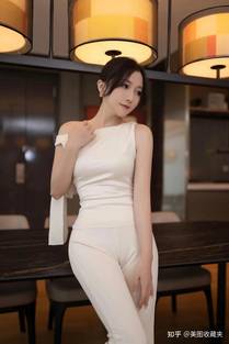 欧美 AI 短剧 同学妈妈 EP01：母亲开门接待两名登门做客的同学，亮眼形象让两人不自觉地集中注意力