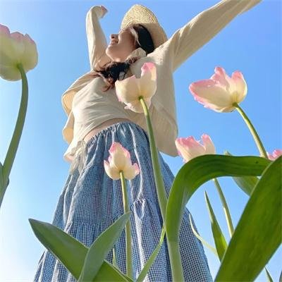 同学妈妈 AI短剧 秘密记录：浴室内的画面被门外的人偷偷录进手机
